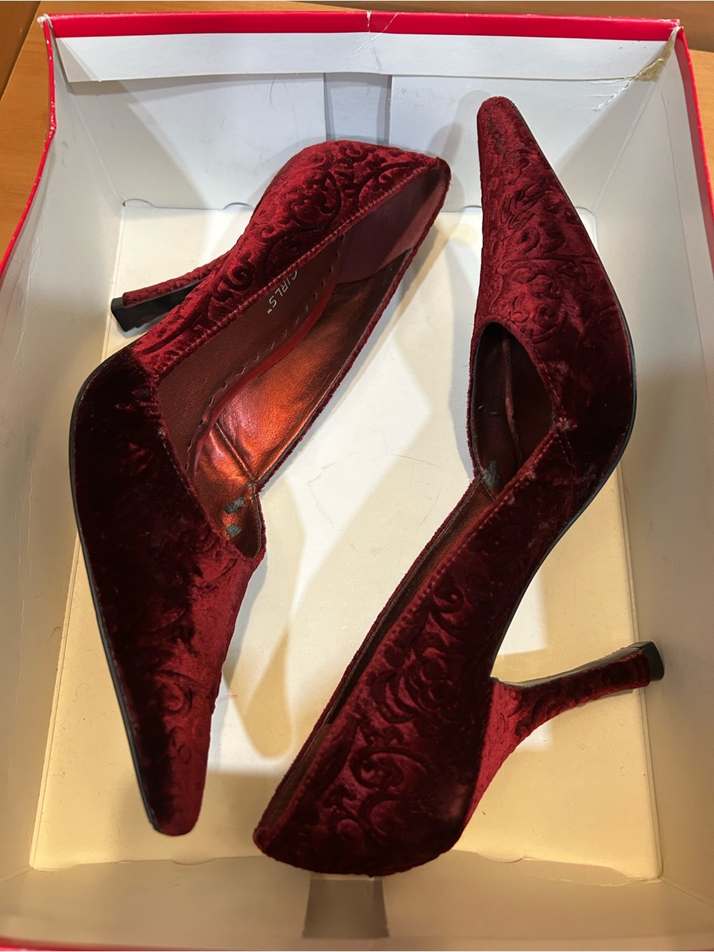 BCBGirls Burgundy Velvet Embossed Pointed Toe Heels Size 8’5